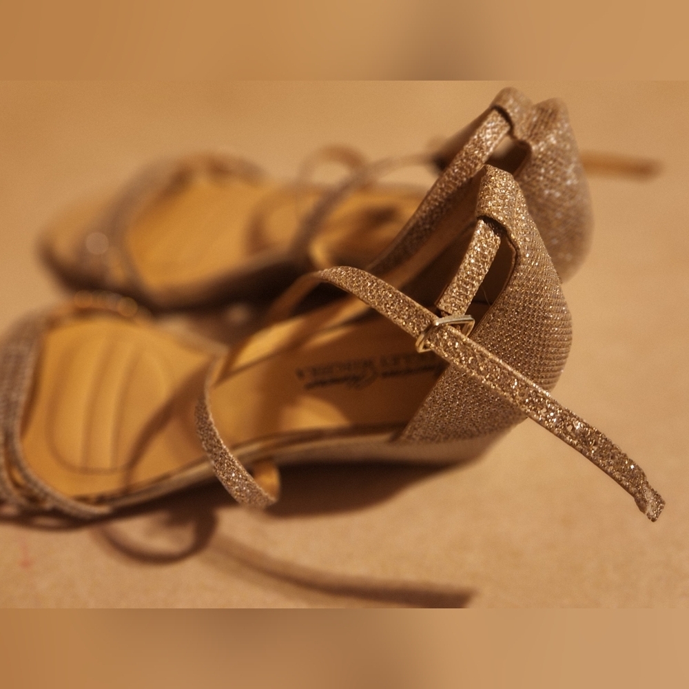 Badgley Mischka Light Gold American Glamour Wedge Heel Size 8.5 - Picture 5 of 9